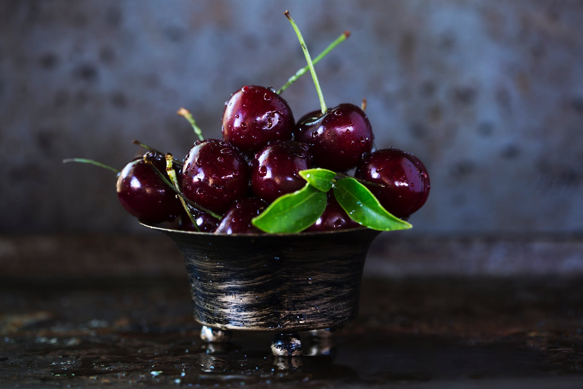 Are sweet cherries toxic to cats?
