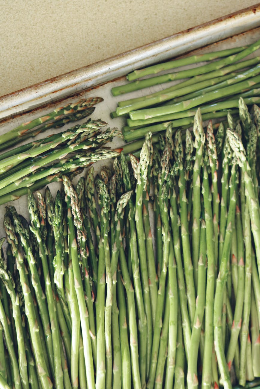 bunch of green asparagus