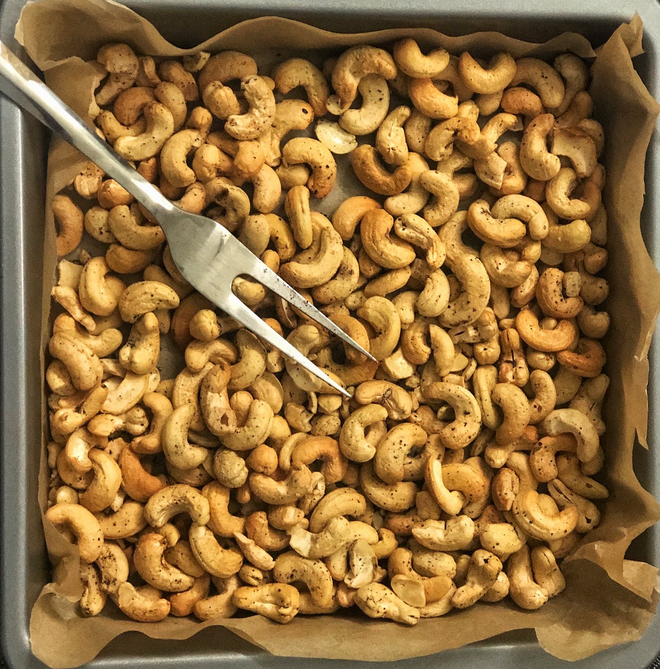What are the dangers of feeding cashews to cats?