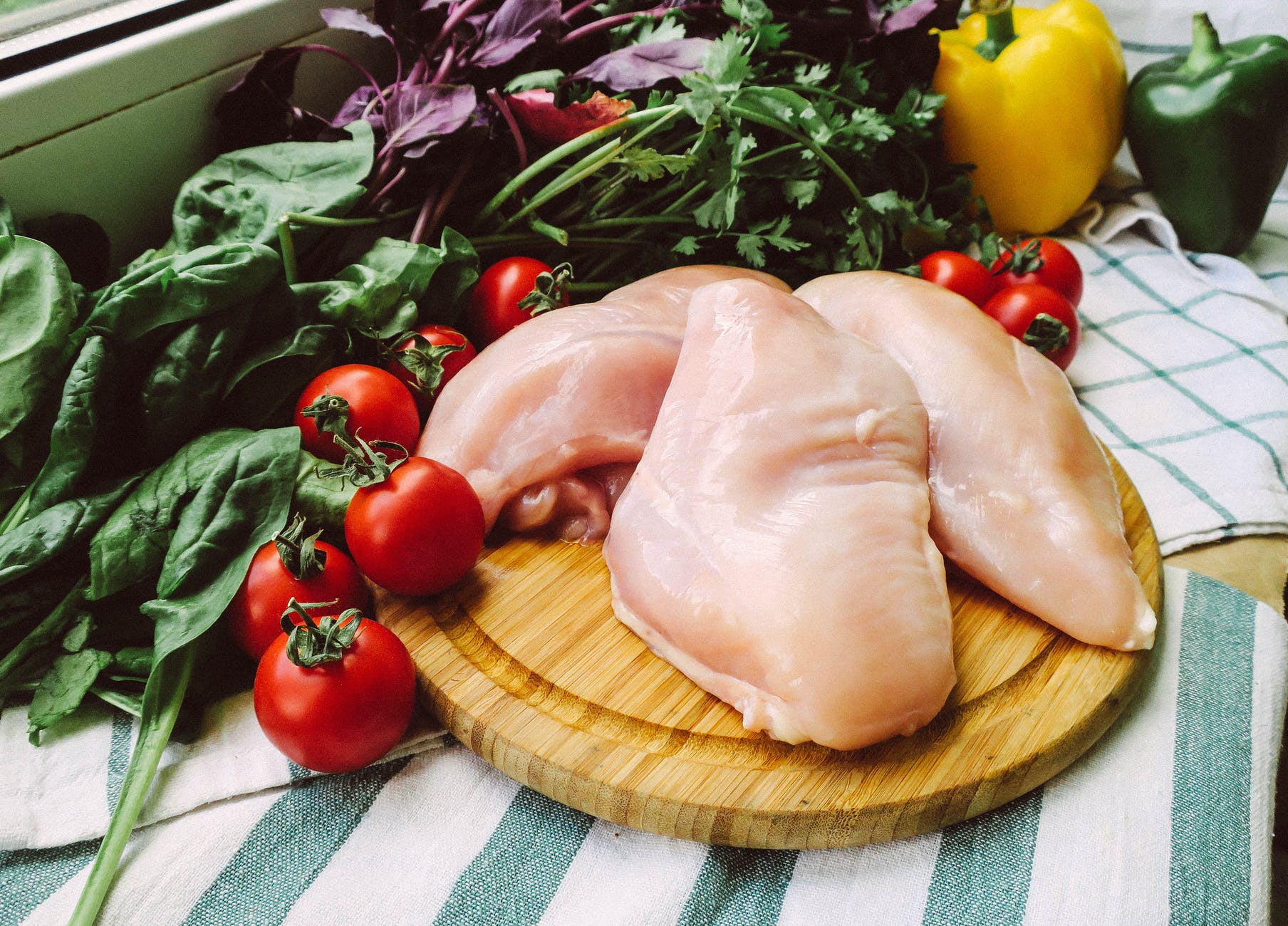 How To Safely Prepare Raw Chicken for Cats