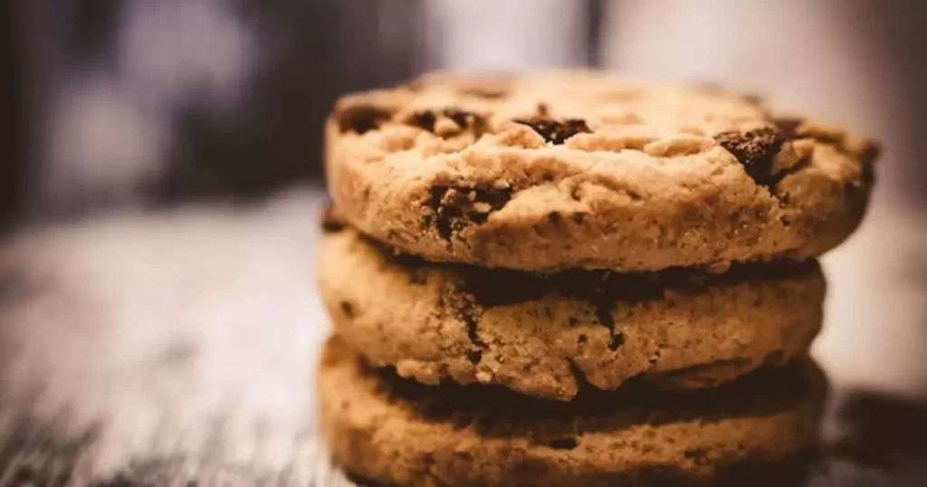What happens if a cat eats a chocolate chip cookie?